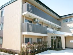 明るい外観の建物エントランス