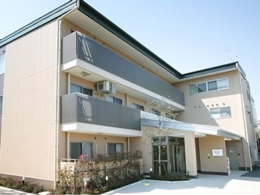 明るい施設の外観