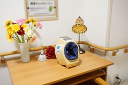 リハビリ機器と花がある空間
