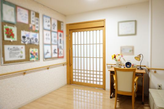 暖かみのある和風の廊下