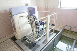 介護用リフト付バスルーム