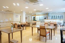 明るい食堂の様子