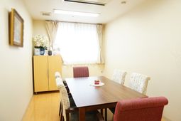ダイニングテーブルセットのある部屋