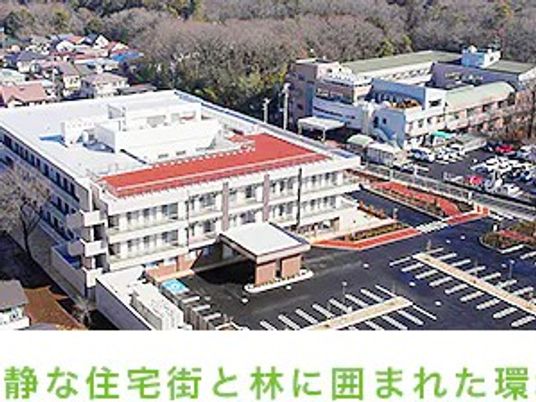 住宅街に建つ施設外観  