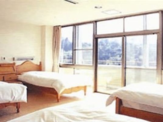 明るい三床の居室  
