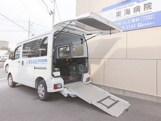 送迎車と建物外観  