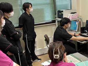 スタッフが集まる事務室  