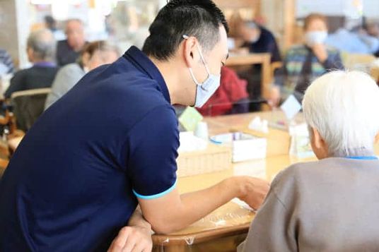 テーブルで会話する様子