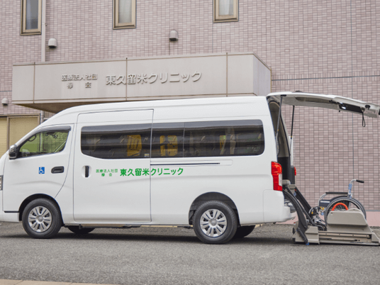 送迎車と建物外観  