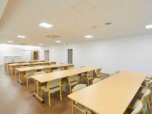 明るい食堂のテーブル席  