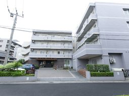 清潔な建物のエントランス