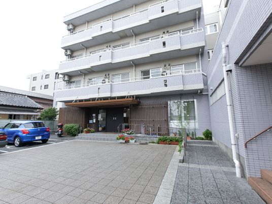 建物の外観とエントランス