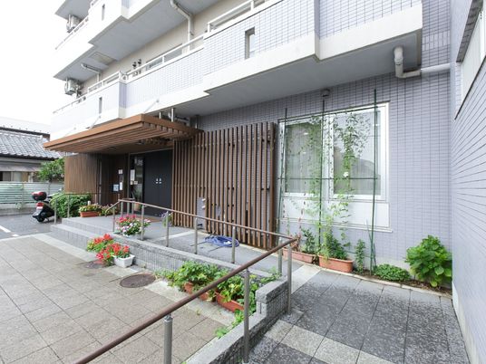 清潔な施設のエントランス