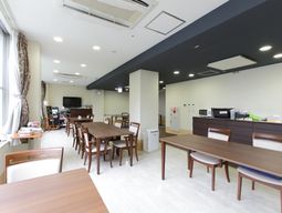 明るい共有ダイニング空間