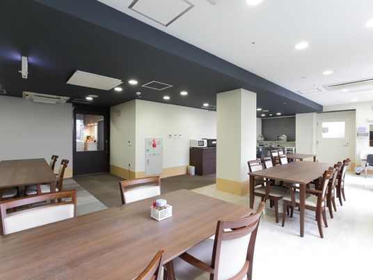 広々とした食堂の空間