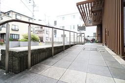 広々エントランスのアプローチ