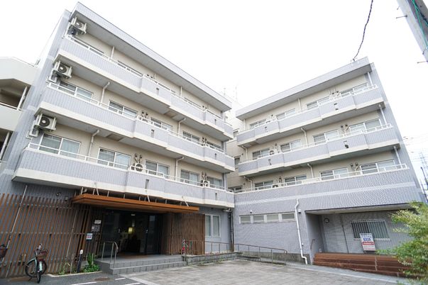 多階層の建物の外観