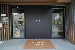 正面から見たエントランス