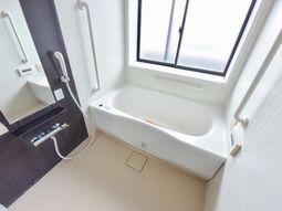 手すり付き明るい浴室