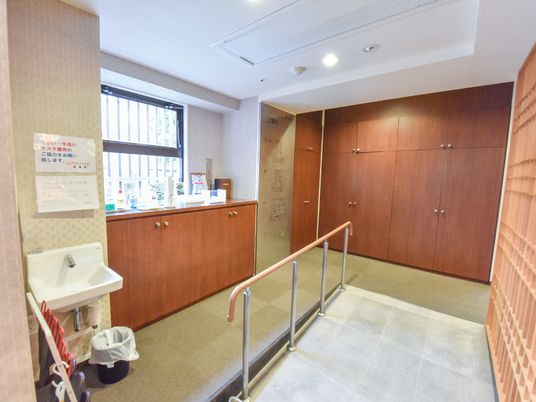 手すり付き廊下の一角