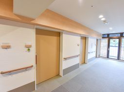 廊下の明るい空間