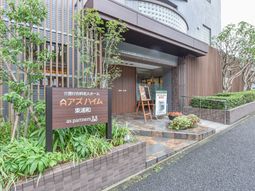 エントランスと看板の外観