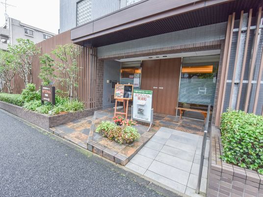 モダンな外観のエントランス