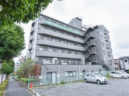 灰色の建物の外観