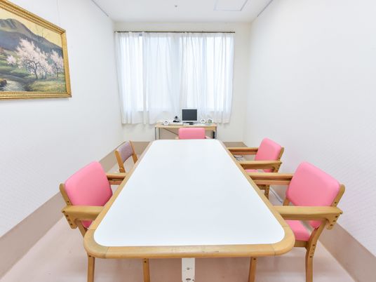 白とピンクの会議室