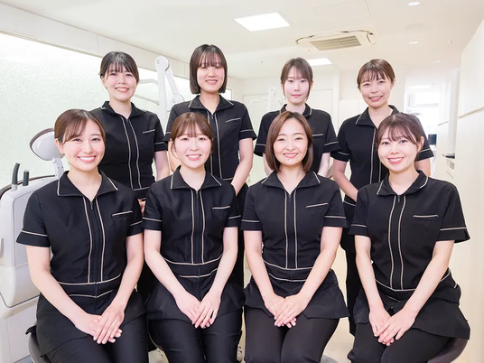 スタッフが並ぶ明るい室内  
