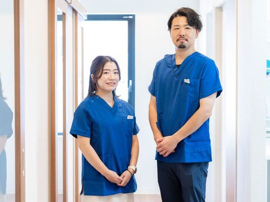 スタッフ2人の廊下  