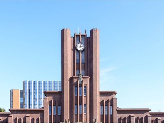 時計付き建物外観  