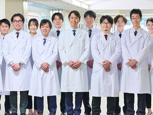 白衣のスタッフ集合  
