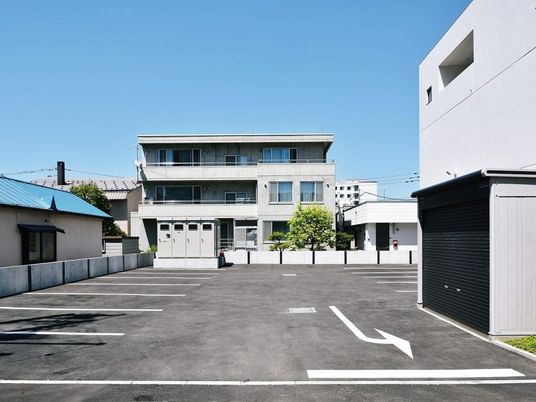 建物前の駐車場  