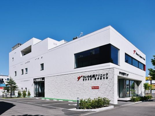白い建物の外観  