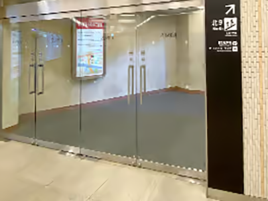 ガラス扉の入口  