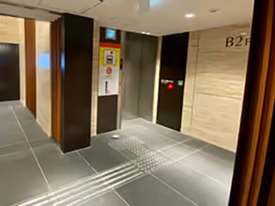 エレベーター前の廊下  