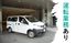送迎車と建物のエントランス