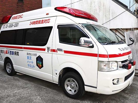 救急車が停車する外観  
