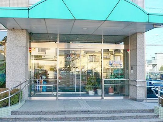 エントランスの正面入口  