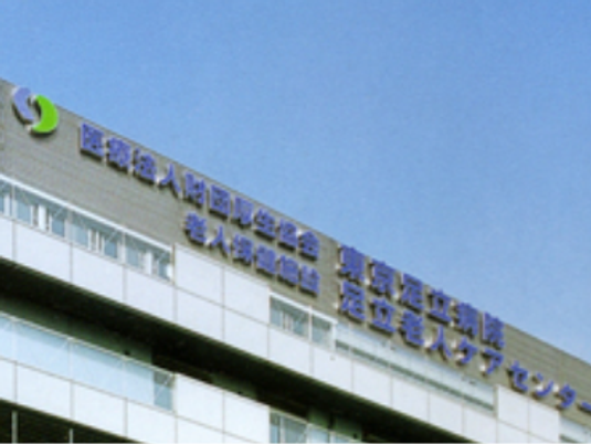 施設看板のある外観  