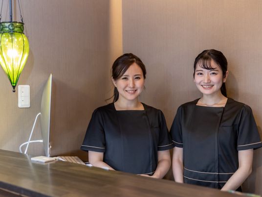 笑顔のスタッフが並ぶフロント