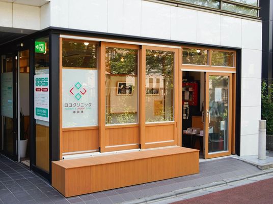 明るい出入口の外観  