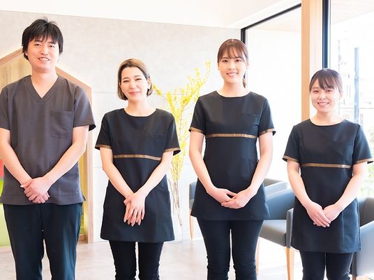 スタッフ4人のロビー  