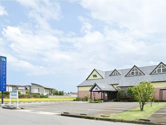 施設の外観と駐車場の様子  