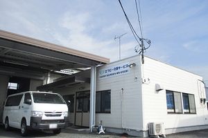 青空の建物外観