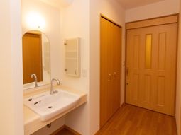 洗面台とドアのある空間