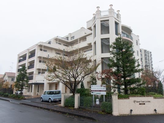 白い建物と緑の樹木