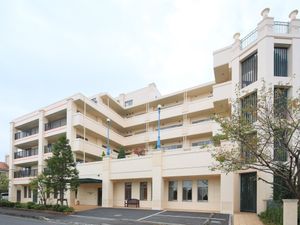 広々とした施設の外観