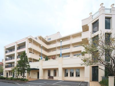 広々とした施設の外観